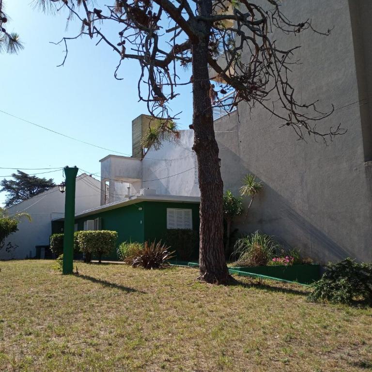 Casa tres ambientes con jardín y estacionamiento - Two-Bedroom Apartment - 3