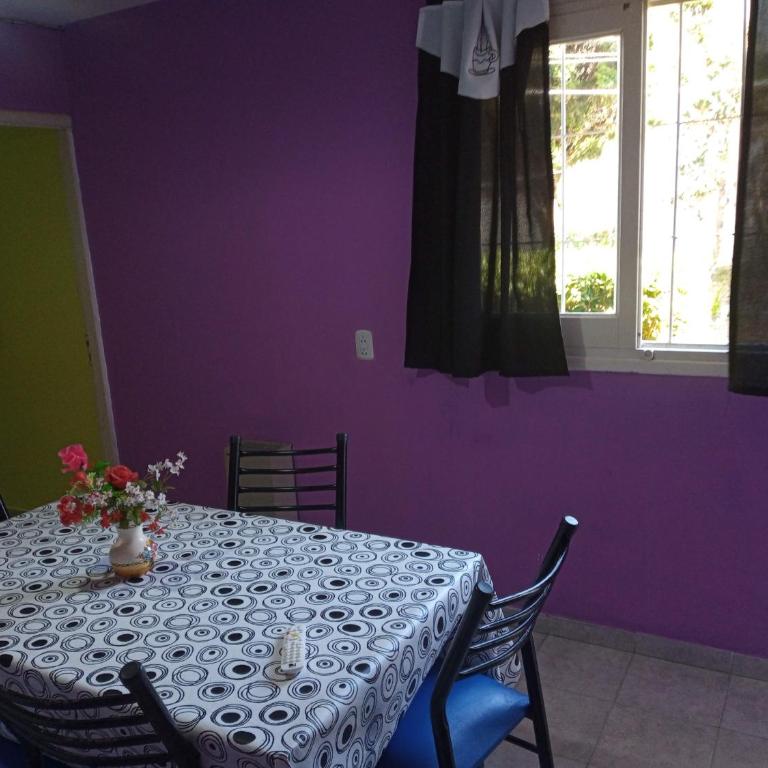 Casa tres ambientes con jardín y estacionamiento - Two-Bedroom Apartment - 4