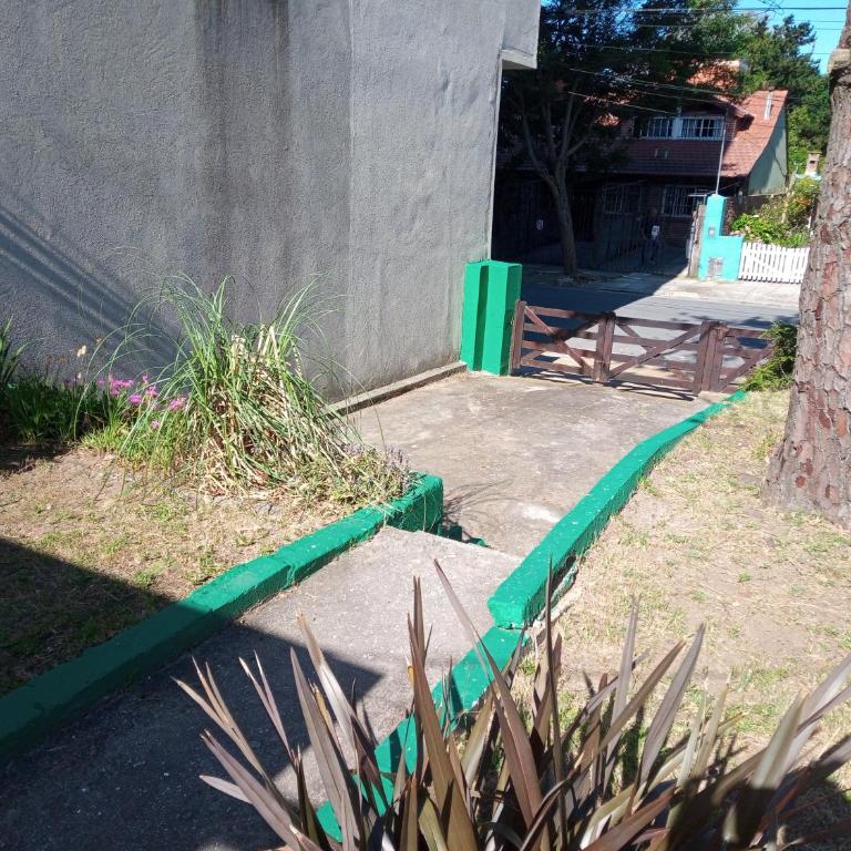 Casa tres ambientes con jardín y estacionamiento - Two-Bedroom Apartment - 5