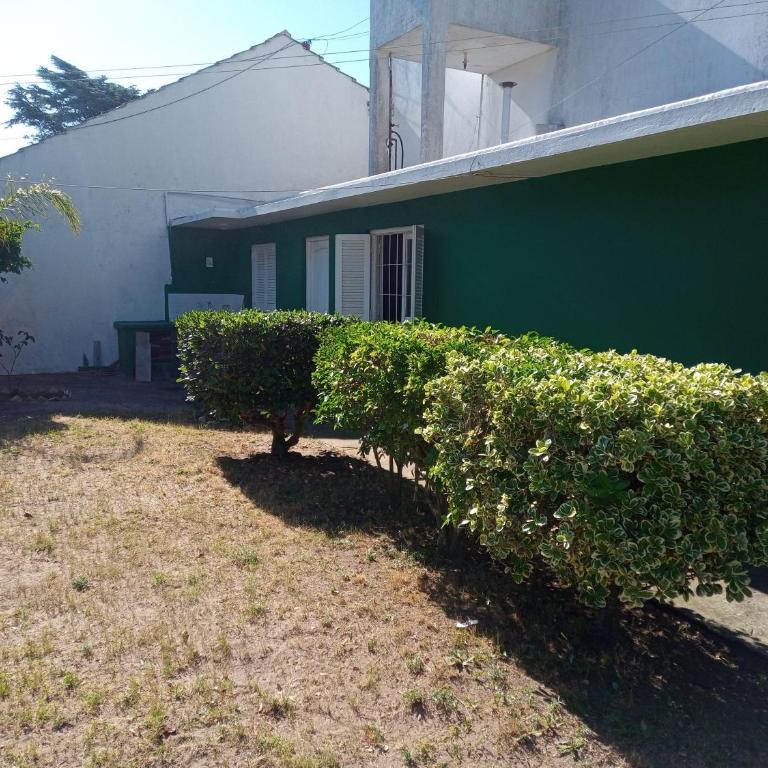 Casa tres ambientes con jardín y estacionamiento - Two-Bedroom Apartment - 7