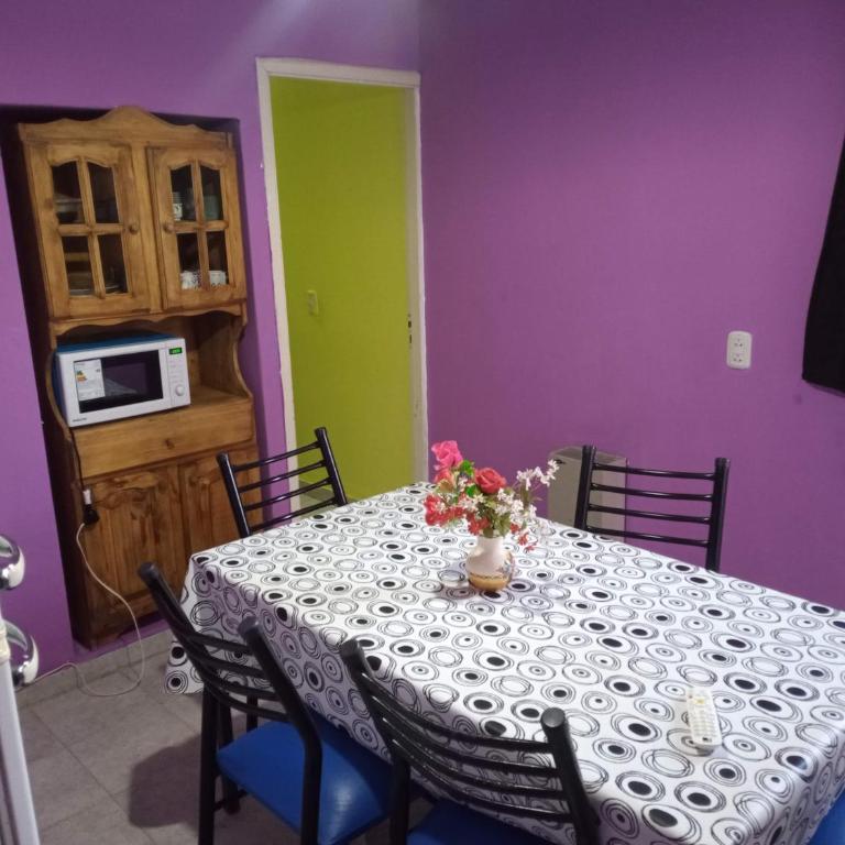 Casa tres ambientes con jardín y estacionamiento - Two-Bedroom Apartment - 8