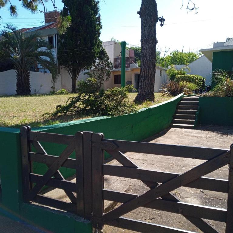 Casa tres ambientes con jardín y estacionamiento - Two-Bedroom Apartment - 13