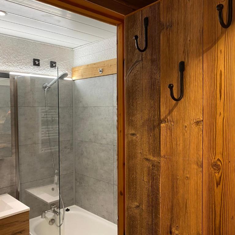 Chalet Olympie, Appartement avec balcon et vue montagne, ski aux pieds, Méribel-Mottaret - Apartment - 11