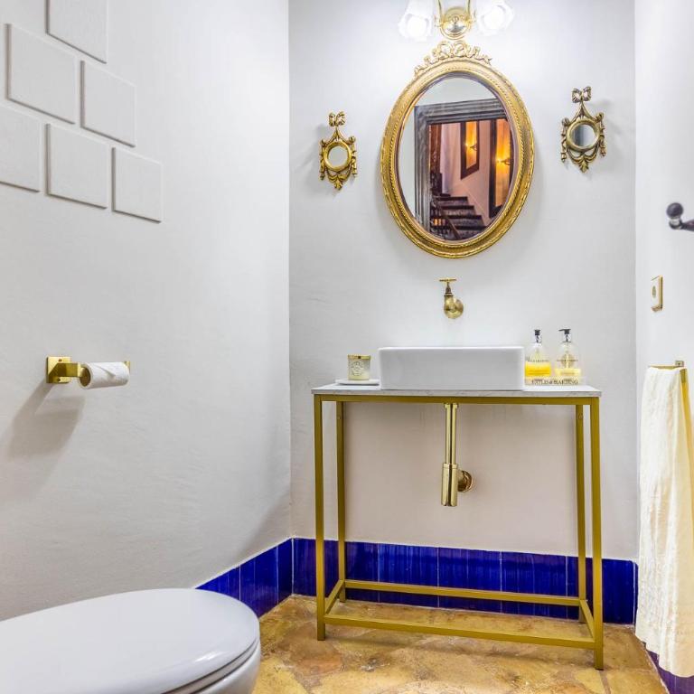 CASA PALACIO SXVIII CON PISCINA en centro histórico de SEVILLA - Villa - 82
