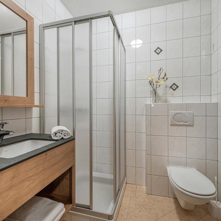 Jugendhotel Gruber - Familienzimmer mit Dusche - 2