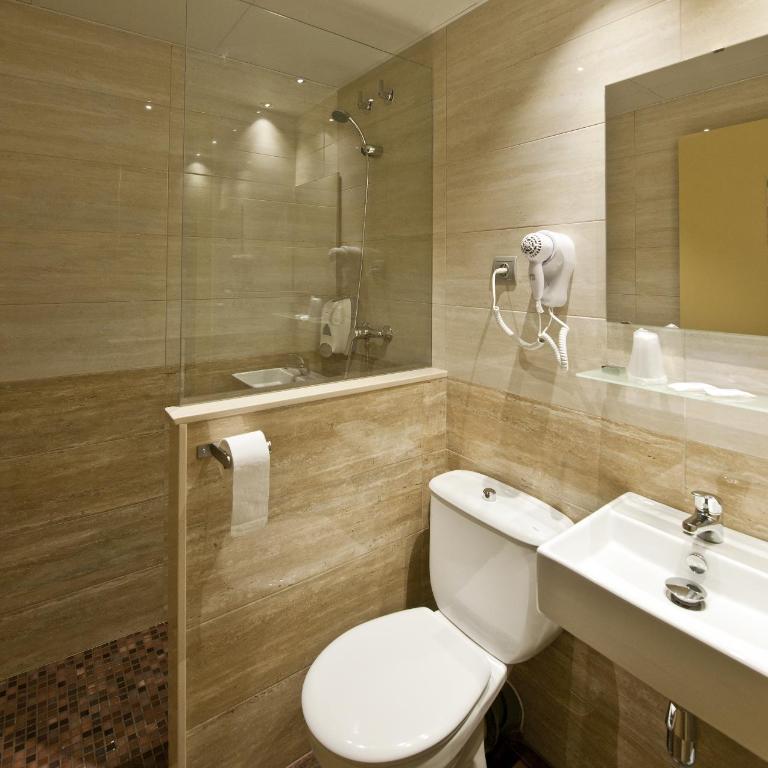 Hostal Barcelona - Triple Room with Private Bathroom - 1