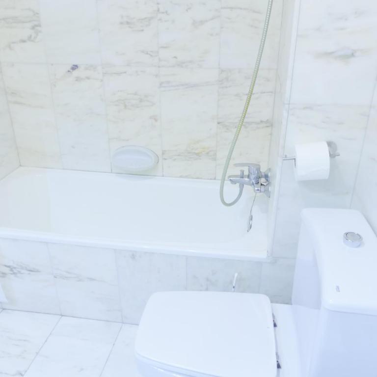 Apartamento luminoso, funcional y amplio en zona hospitalaria - Apartment - 24