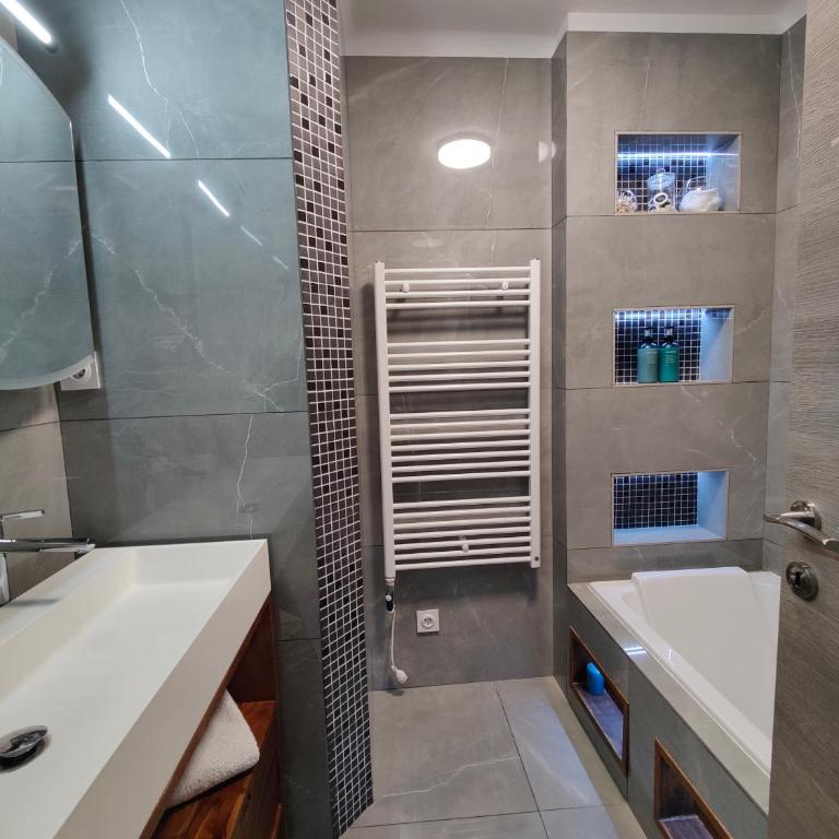 Charming AC 2-bedroom apartment Antibes city center family, couples friendly - Two-Bedroom Apartment - 12