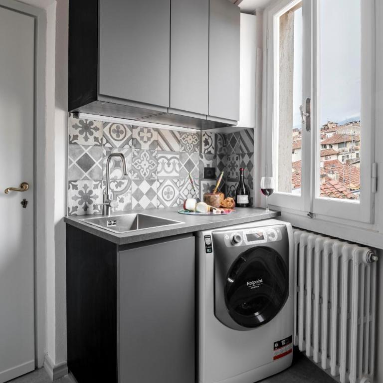 Bob W Florence Ponte Vecchio - Original Apartment - 1 Bedroom - Balcony with Kitchen - 11