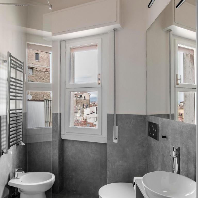 Bob W Florence Ponte Vecchio - Original Apartment - 1 Bedroom - Balcony with Kitchen - 7