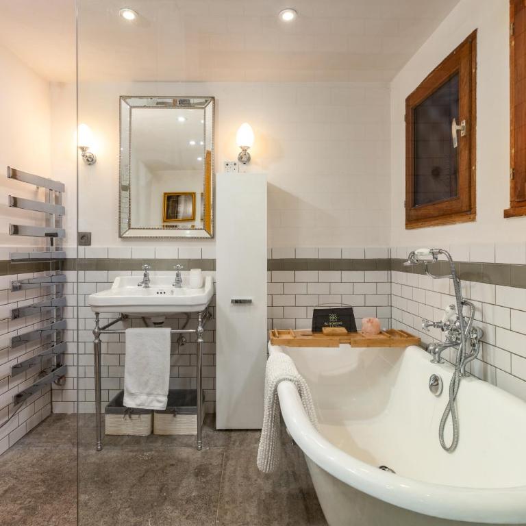 Chalet Fleur de Lys - Chalet 4BR Wood Stove , Home Cinema , Parental Suite - By Cozee Rentals - Chalet - 73