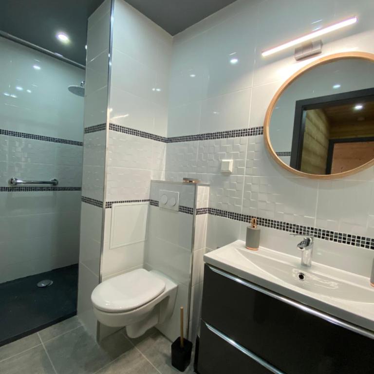 Les Chalets Bambi & Jacuzzi privatif - Appartement - 15