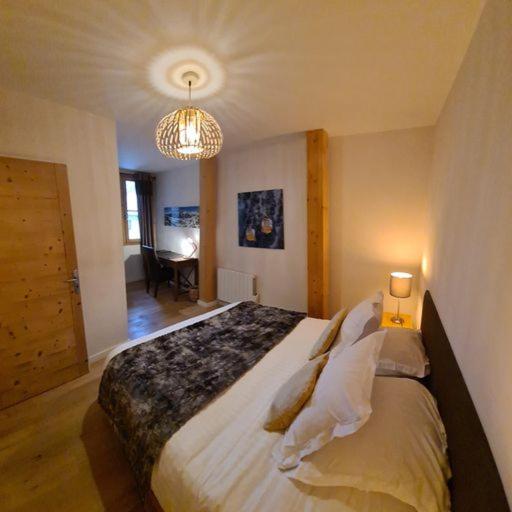 Les Suites du Monetier, alliant le charme et l'authenticité d'un chalet de prestige au cœur du village - Appartement - 36