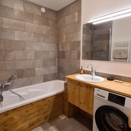 Les Suites du Monetier, alliant le charme et l'authenticité d'un chalet de prestige au cœur du village - Appartement - 41