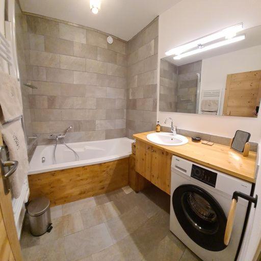 Les Suites du Monetier, alliant le charme et l'authenticité d'un chalet de prestige au cœur du village - Appartement - 46