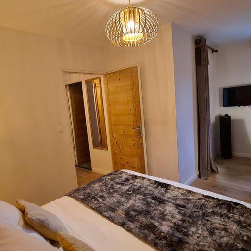 Les Suites du Monetier, alliant le charme et l'authenticité d'un chalet de prestige au cœur du village - Appartement - 44