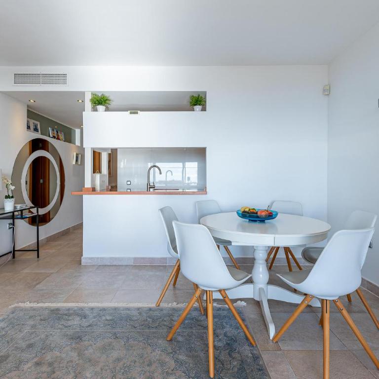 2 Bedroom Beautiful Apartment In Benalmádena - Two-Bedroom Apartment - 5