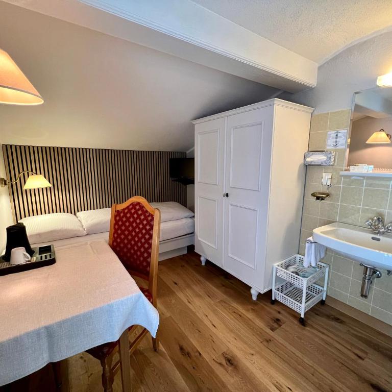 Haus Schrofenstein - Einzelzimmer mit Gemeinschafts-WC - 1