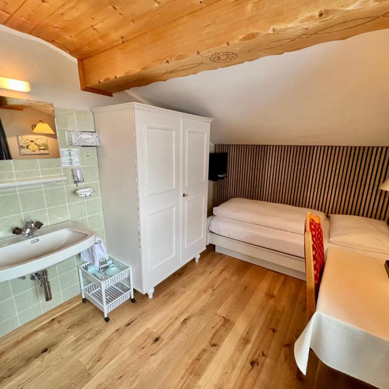 Haus Schrofenstein - Einzelzimmer mit Gemeinschafts-WC - 2