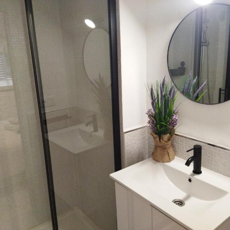 Modern,cozy and centric apartment next to beach - One-Bedroom Apartment - 12