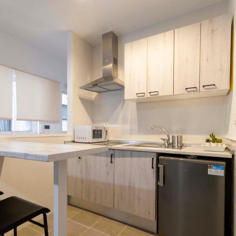 Modern,cozy and centric apartment next to beach - One-Bedroom Apartment - 4