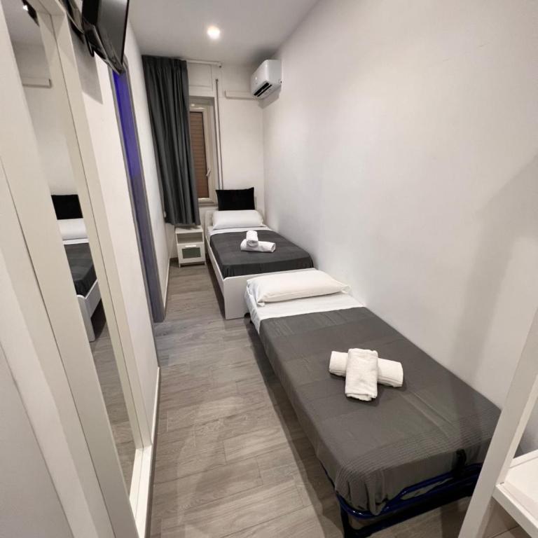Napoli Regina - Camera Doppia con Letti Singoli con Bagno Privato - 11