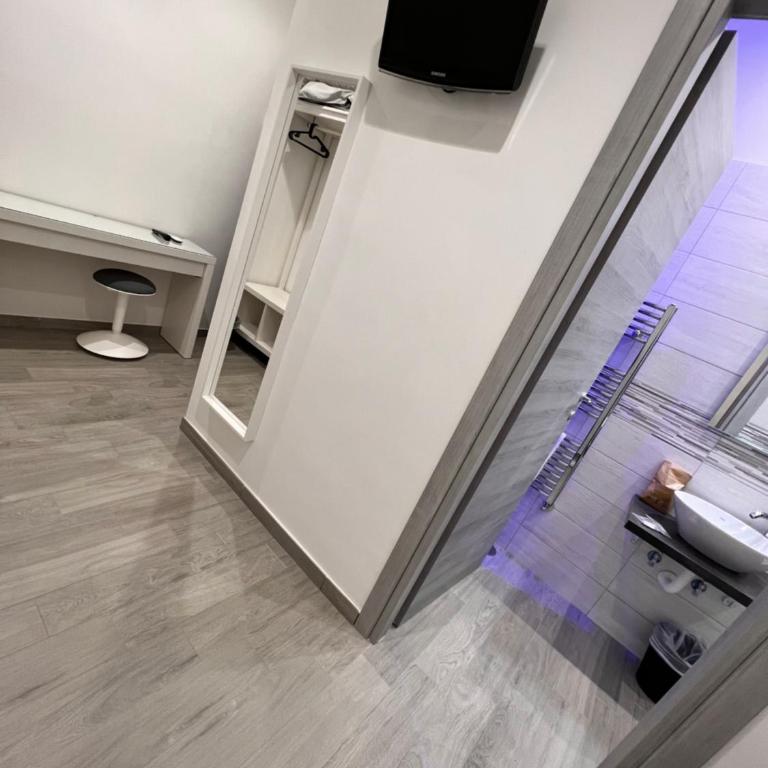 Napoli Regina - Camera Doppia con Letti Singoli con Bagno Privato - 12