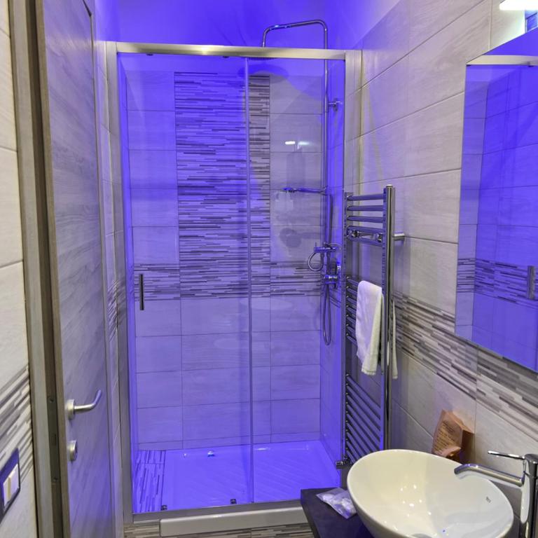 Napoli Regina - Camera Doppia con Letti Singoli con Bagno Privato - 4