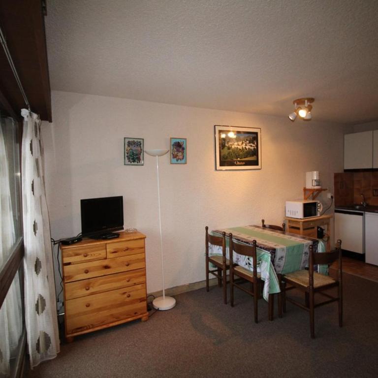 Studio cabine spacieux à 250m des pistes, 4 couchages, parking gratuit - Auris en Oisans - FR-1-297-248 - Appartamento - 3