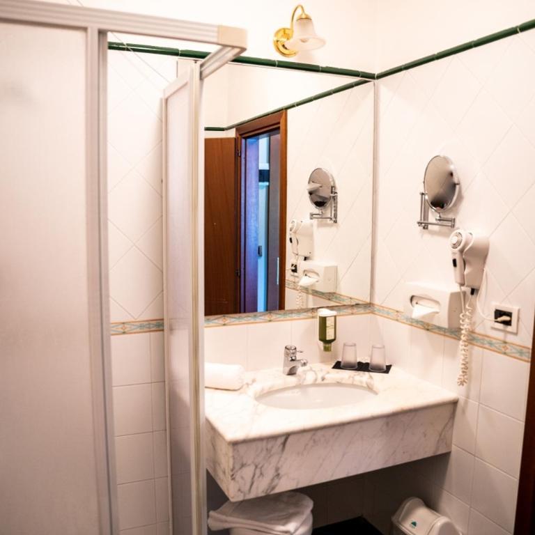 PanoramaHotel Penegal - Zimmer mit Queensize-Bett - 2