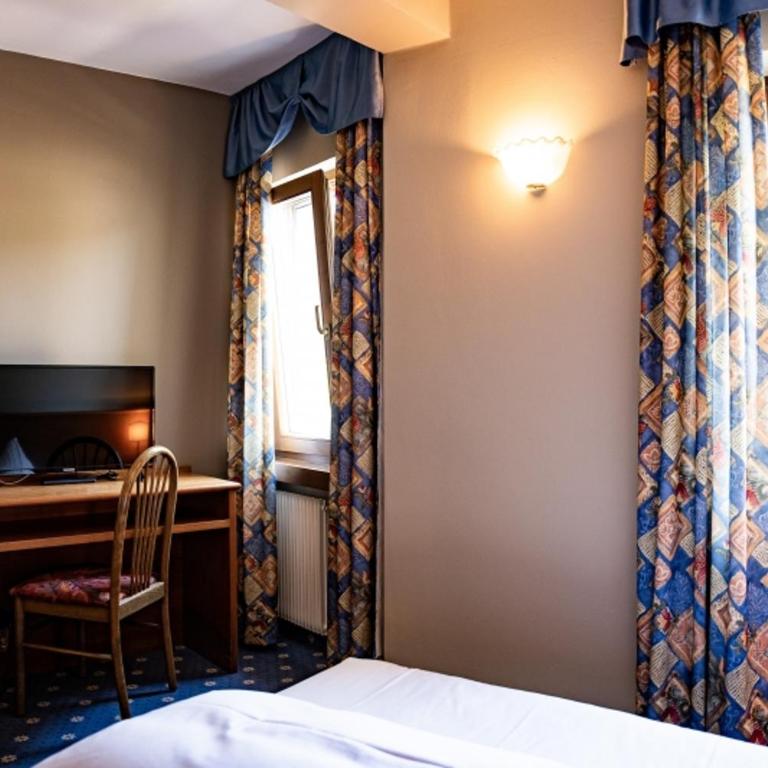 PanoramaHotel Penegal - Zimmer mit Queensize-Bett - 1