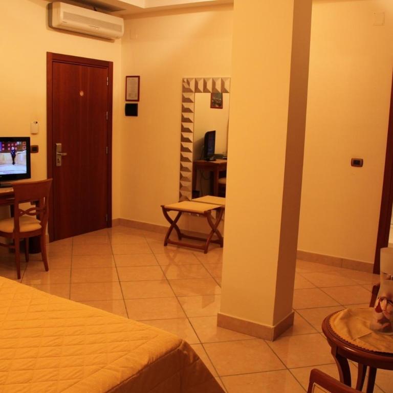 Ranch Palace Hotel - Economy Triple Room - 1