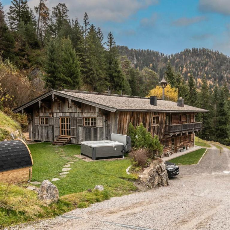 ChaletWK - Luxury old wood mountain chalet in a sunny secluded location with gym, sauna & whirlpool - Villa Deluxe - 3