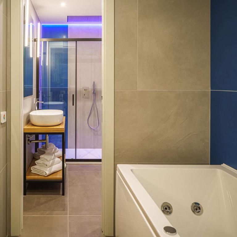 Urban Karalis by Accomodo - Suite King con Vasca Idromassaggio - 7