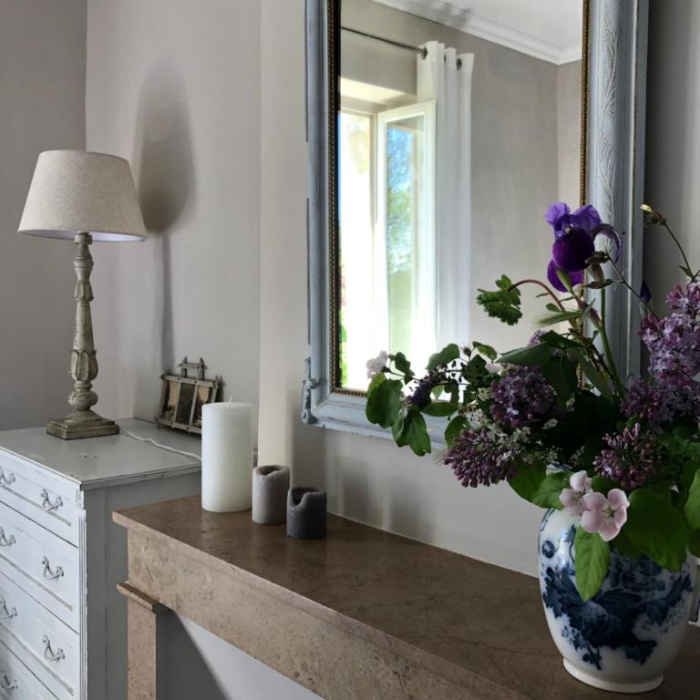 Mas Les Romarins, 10 min d'Uzès, piscine et grand jardin clos, jeux, nid de repos et base pour activités dans le Gard - Villa - Vue sur Jardin - 20