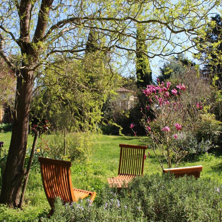 Mas Les Romarins, 10 min d'Uzès, piscine et grand jardin clos, jeux, nid de repos et base pour activités dans le Gard - Villa - Vue sur Jardin - 28