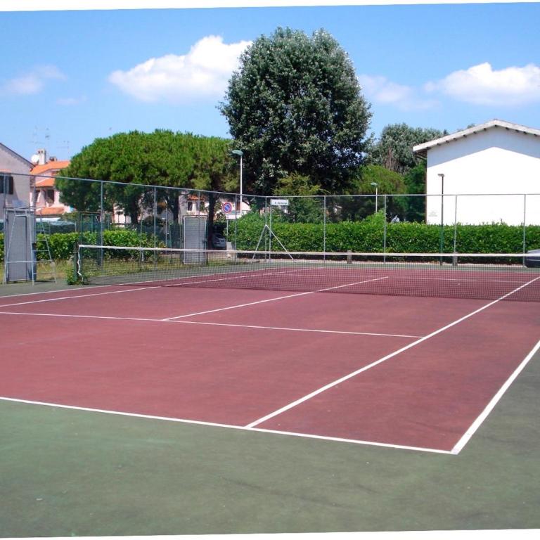 Holiday home with garden and shared pool - Villa - 16