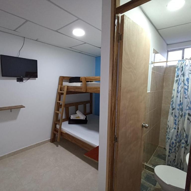 Ekolores Hostal - PARQUE DEL CAFÉ - 313-468-08-41 - Habitación Familiar con baño privado - 3