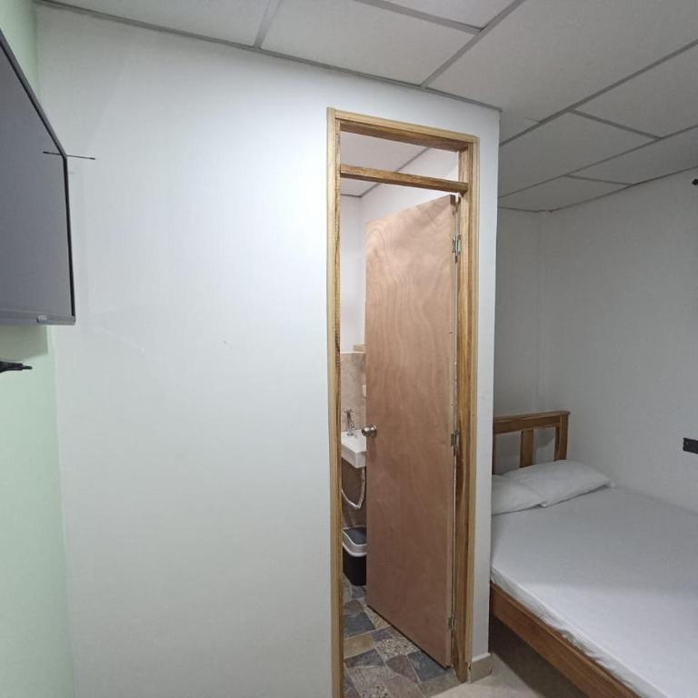 Ekolores Hostal - PARQUE DEL CAFÉ - 313-468-08-41 - Habitación Familiar con baño privado - 3