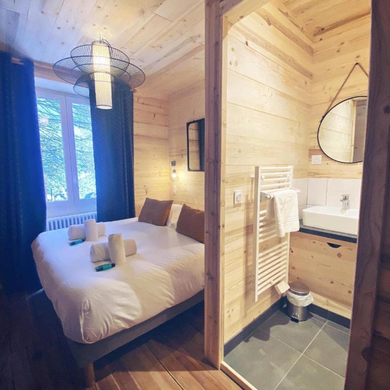 La Petite Auberge - Chambre Double avec Salle de Bains Privative et Toilettes Communes - 3