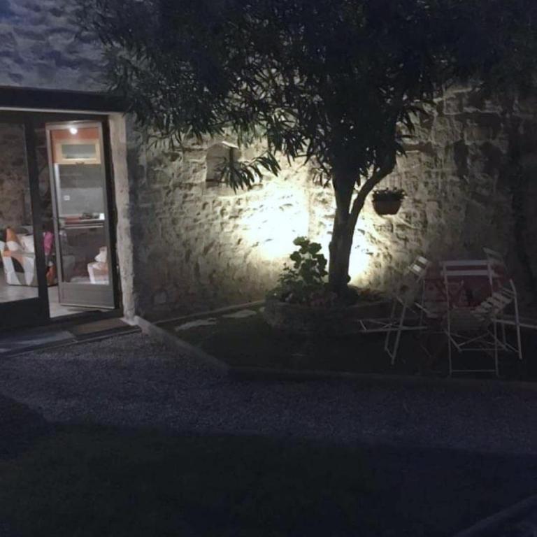 Petite maison sur jardin secret à 50 m de la Rue des teinturiers wifi gratuit - Apartment mit 2 Schlafzimmern - 33