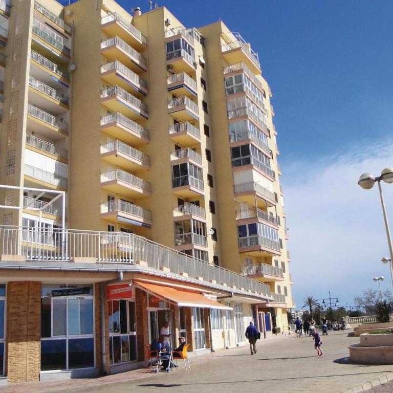 Awesome Apartment In Torrevieja - Apartamento de 3 dormitorios - 2