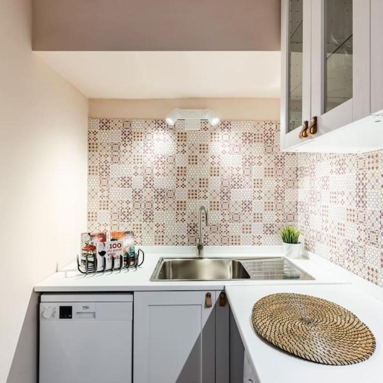 Santa Chiara Suites by Home4holidays - Monolocale con Balcone - 16