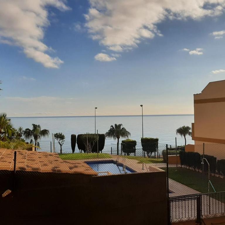 Apartamento de 2 dormitorios, gran terraza, vistas al mar junto playa Carvajal - Two-Bedroom Apartment - 7