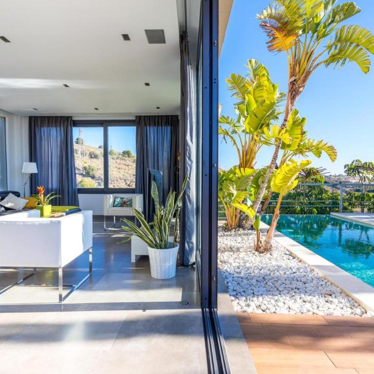 Luxury Villa with swimming pool and amazing views - Villa - 1