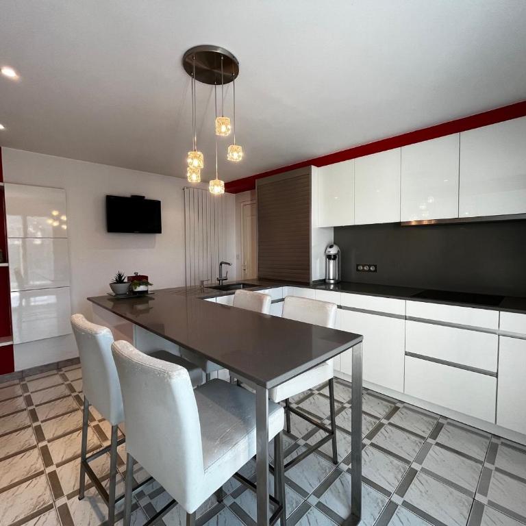 Belle villa avec piscine, proche plage et centre de Saint-Jean-de-Luz - FR-1-239-718 - Villa - 6