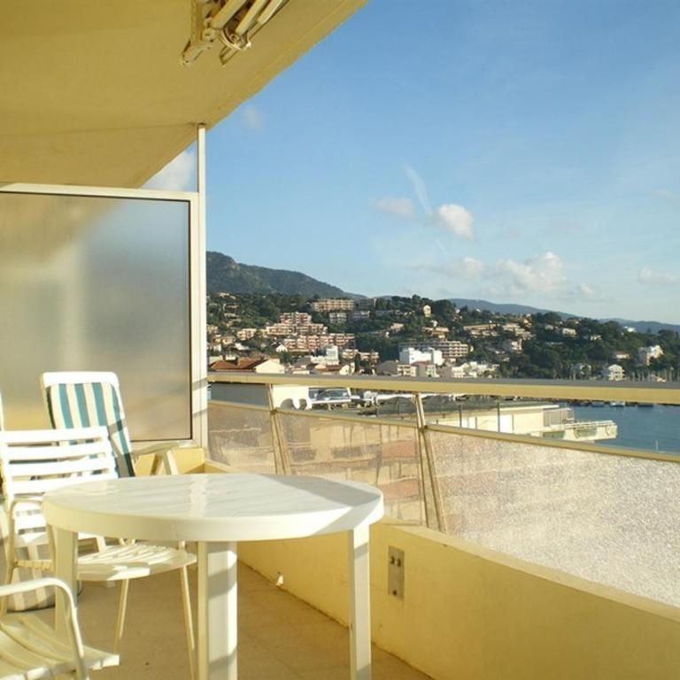 Studio lumineux avec terrasse et parking au Lavandou - FR-1-308-170 - Studio - 1