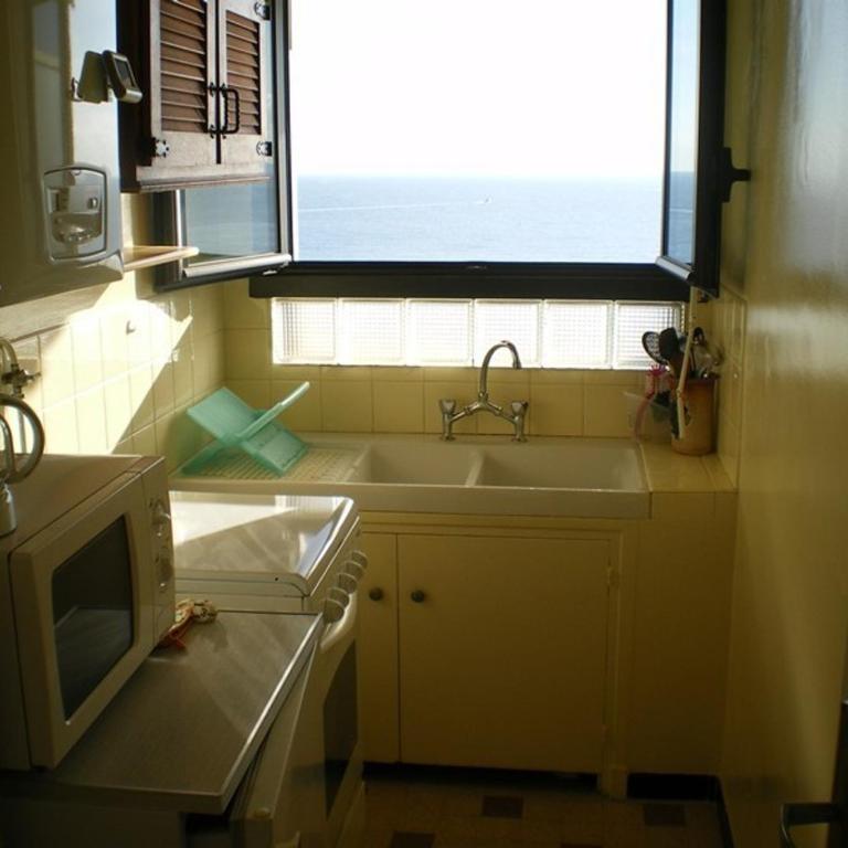 Studio lumineux avec terrasse et parking au Lavandou - FR-1-308-170 - Studio - 4