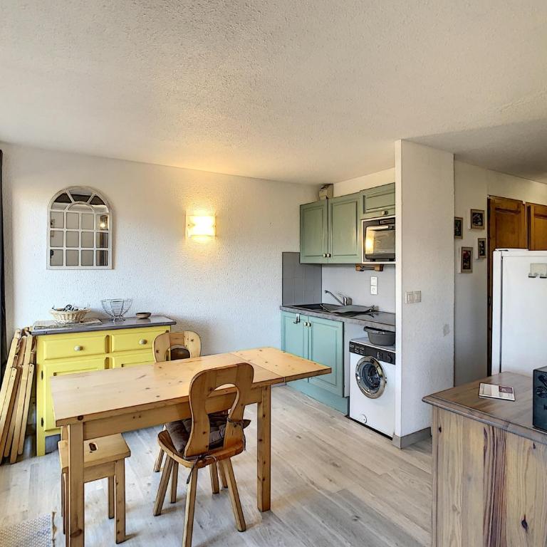 Charmant 2 pièces + coin cabine, proche centre Combloux, RDJ, terrasse, parking et casier à skis - Appartement 3 Chambres - 6