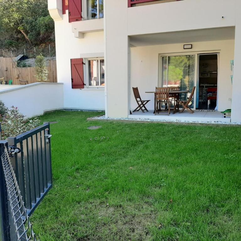 Appartement de standing avec jardin privatif, proche du lac et du centre, parking inclus - One-Bedroom Apartment - 4